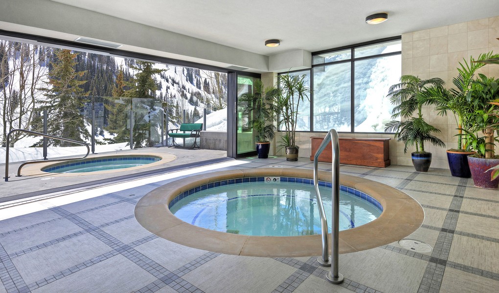 Indoor/Outdoor Jacuzzi's