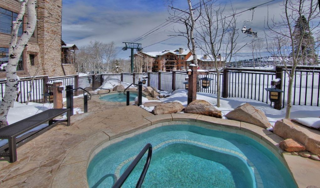 Outdoor Hot Tub at Arrowleaf